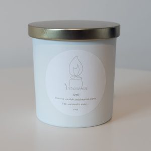 Lumânare parfumată Veraroma, model Aeris la 200g, în recipient alb mat închis cu capac auriu. Arome proaspete de frunze de smochin, briză marină și citrice.