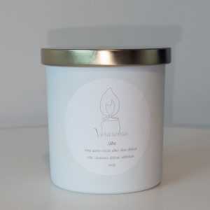 Lumânare parfumată Veraroma, model Alba la 200g, în recipient alb închis cu capac auriu. Arome de pară aurie, frezie albă și mosc.